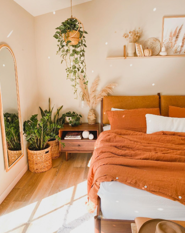 Kamar tidur dengan rak dinding yang terbuka dan menggantung